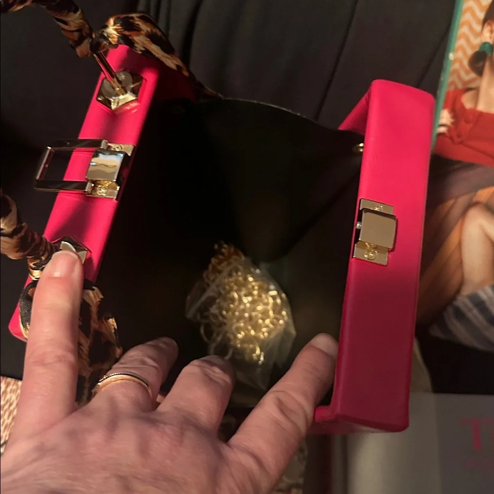 Chic Red Graphic Handbag - Picture 7 of 7